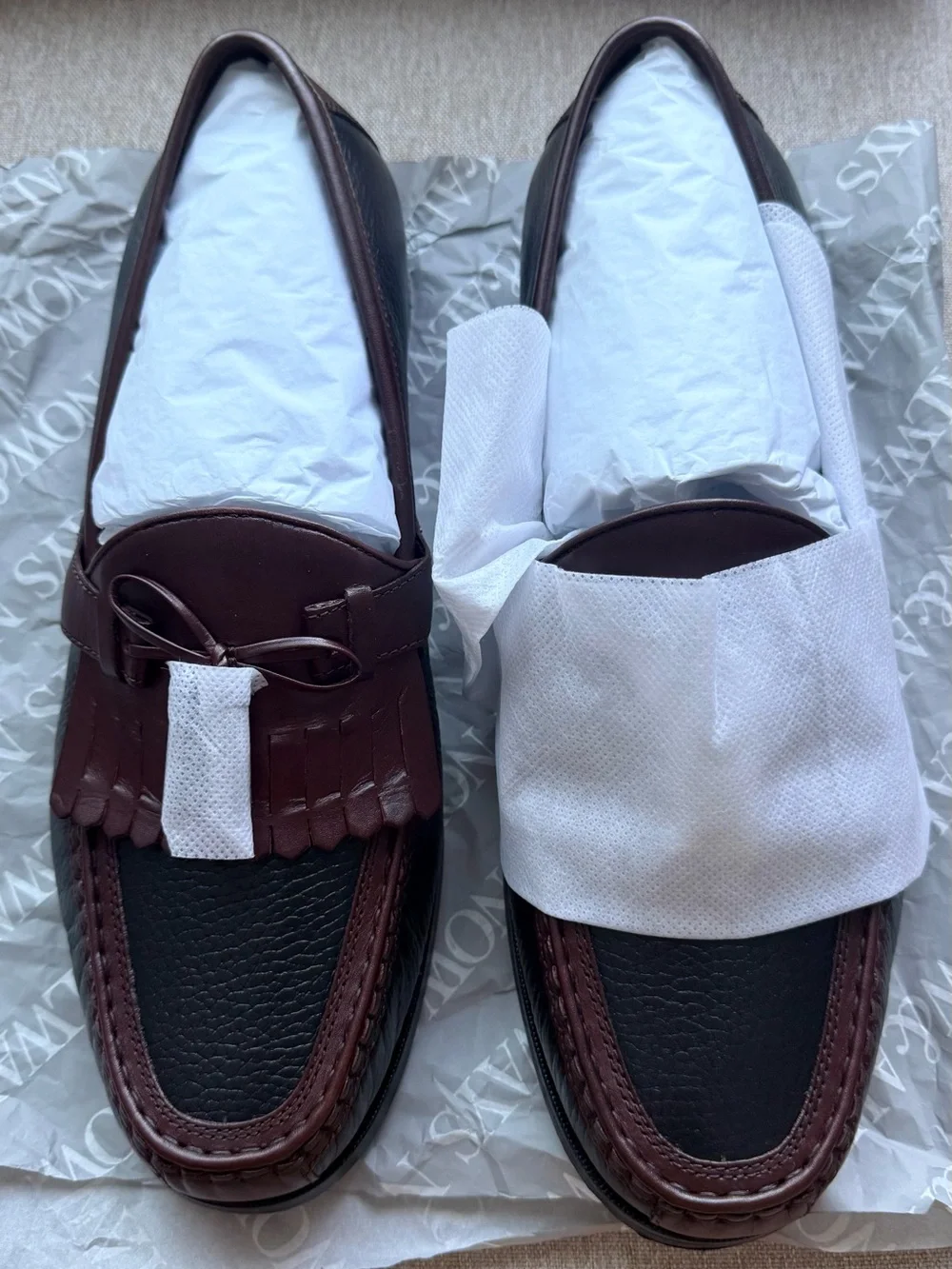 The Johnston & Murphy Men's Aragon II Kiltie Tassel Loafer features a distinctiv